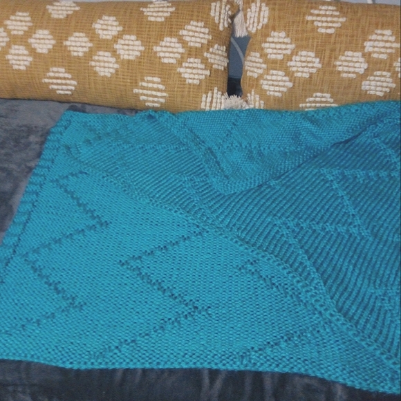 Hand Knit Thick Chevron Bed Runner in Bluebird Blue 26x64in. NEW - Picture 9 of 15